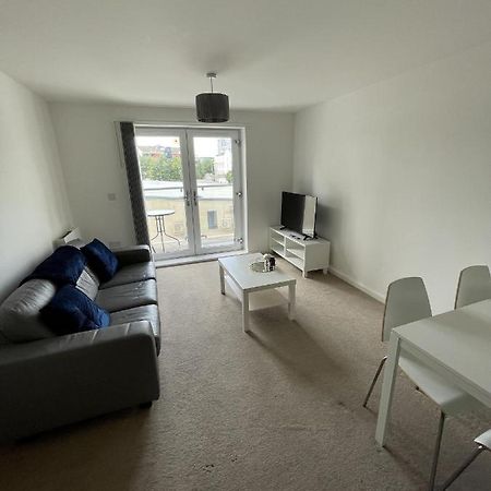 Modern 2-Bed Apartment In The Heart Of Salford Quays Exterior photo