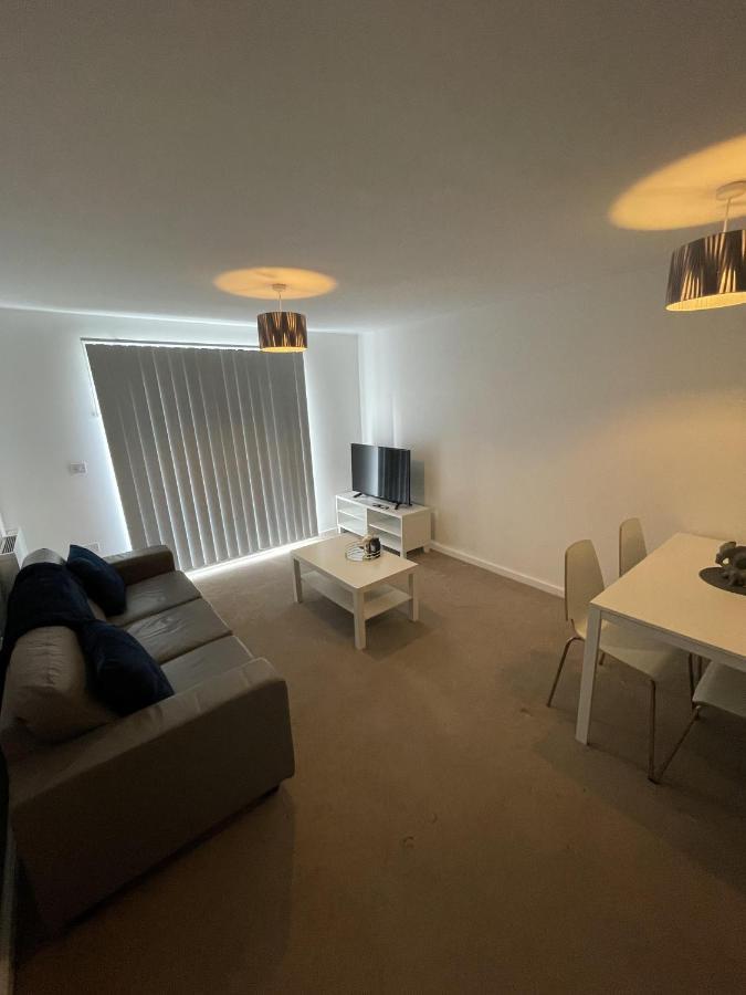 Modern 2-Bed Apartment In The Heart Of Salford Quays Exterior photo