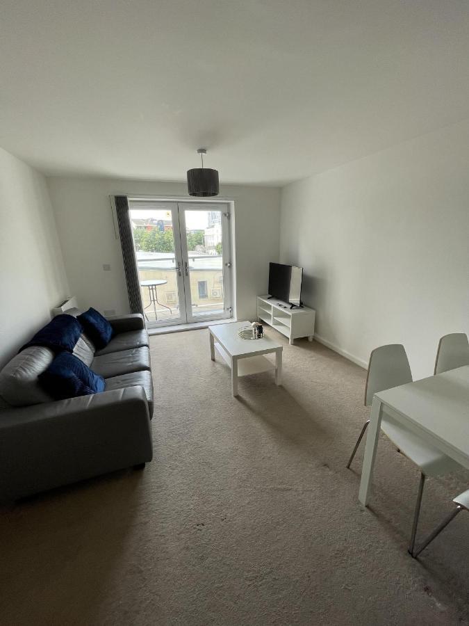 Modern 2-Bed Apartment In The Heart Of Salford Quays Exterior photo