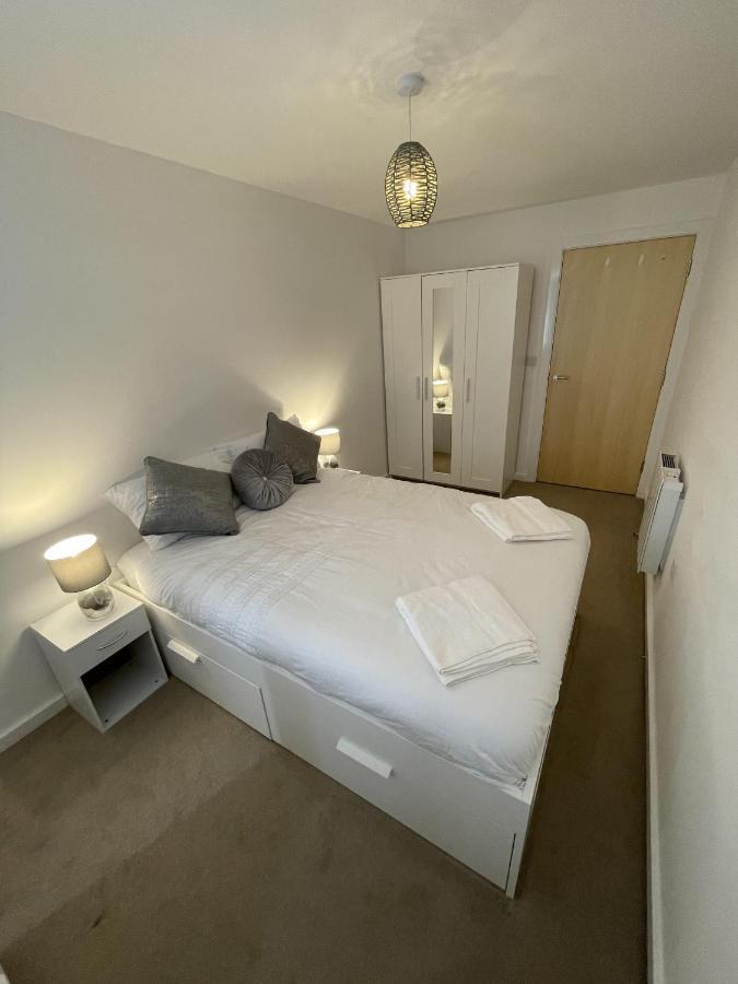 Modern 2-Bed Apartment In The Heart Of Salford Quays Exterior photo