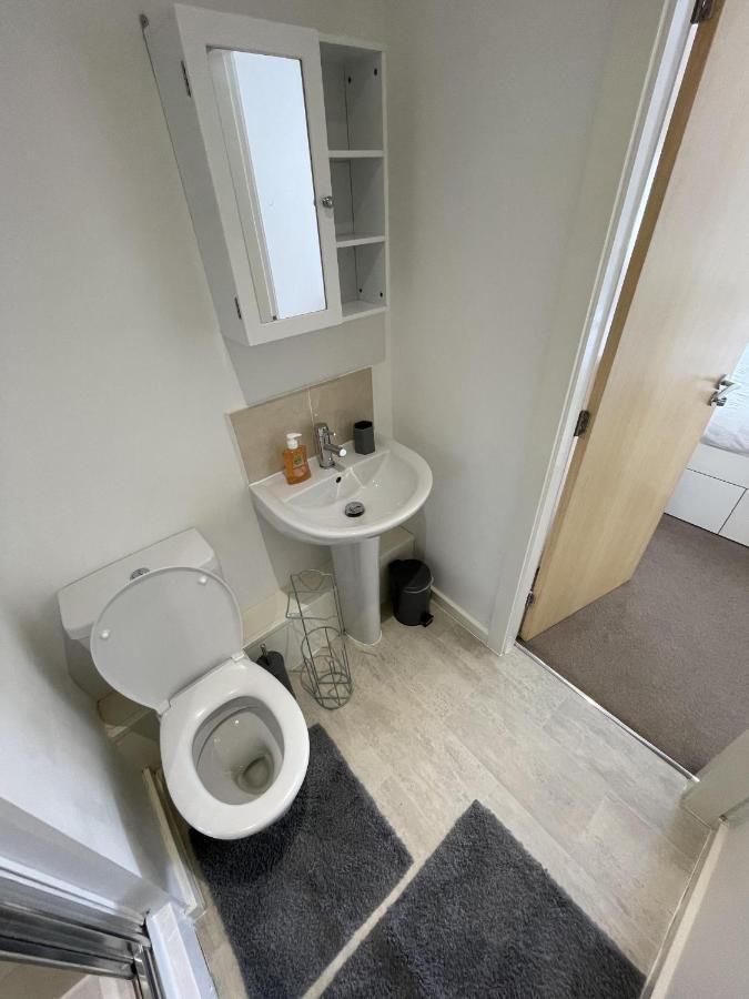 Modern 2-Bed Apartment In The Heart Of Salford Quays Exterior photo