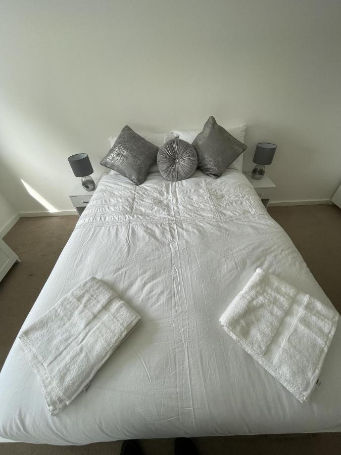 Modern 2-Bed Apartment In The Heart Of Salford Quays Exterior photo
