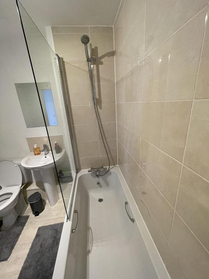 Modern 2-Bed Apartment In The Heart Of Salford Quays Exterior photo