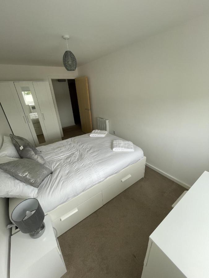 Modern 2-Bed Apartment In The Heart Of Salford Quays Exterior photo