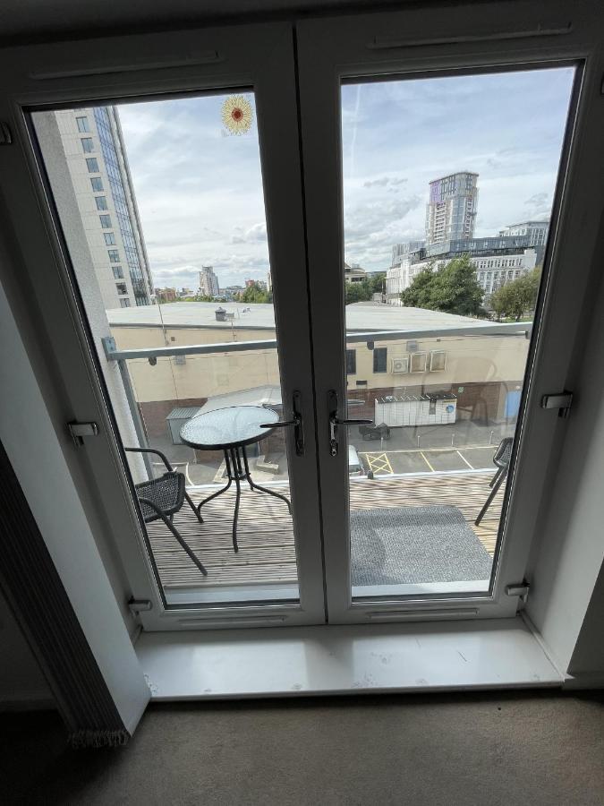 Modern 2-Bed Apartment In The Heart Of Salford Quays Exterior photo