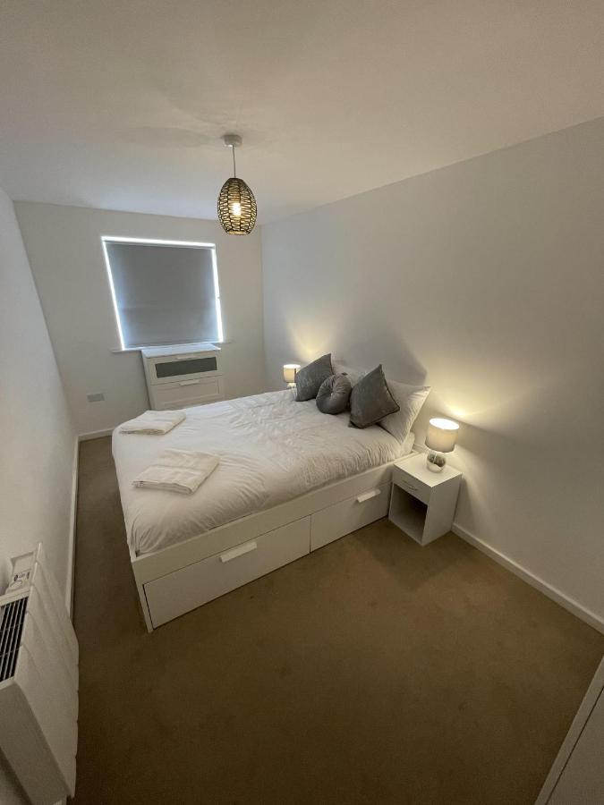 Modern 2-Bed Apartment In The Heart Of Salford Quays Exterior photo