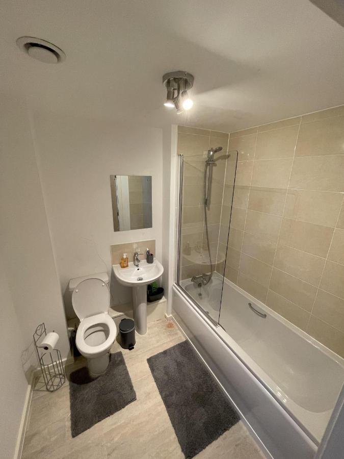 Modern 2-Bed Apartment In The Heart Of Salford Quays Exterior photo